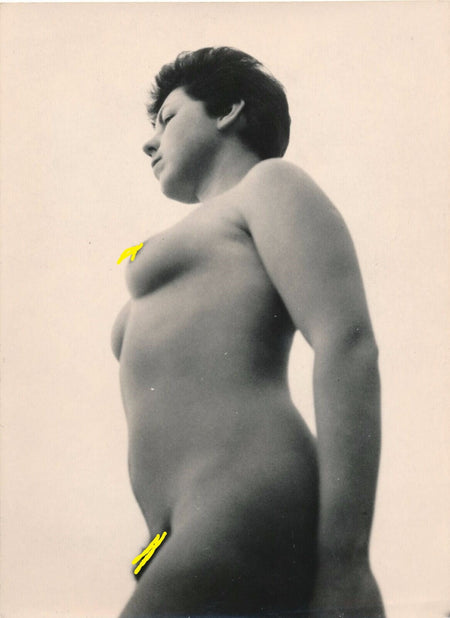 photographie vintage années 40 contre plongée sein sexy femme