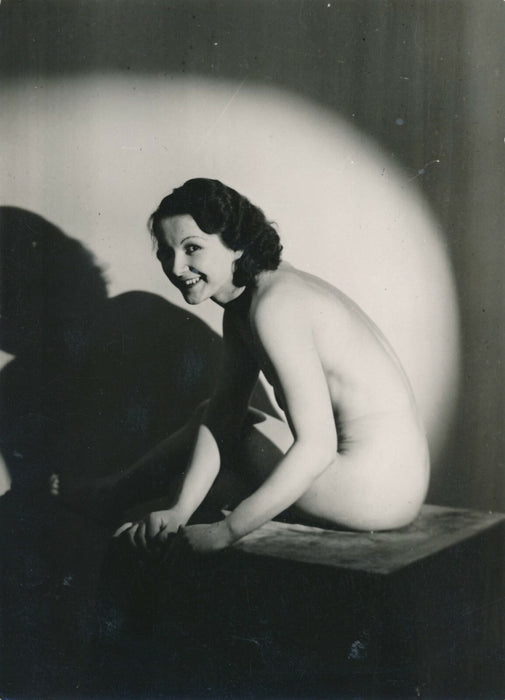 femme sourire ombre tirage argentique époque Ilesco photographie sexy nu