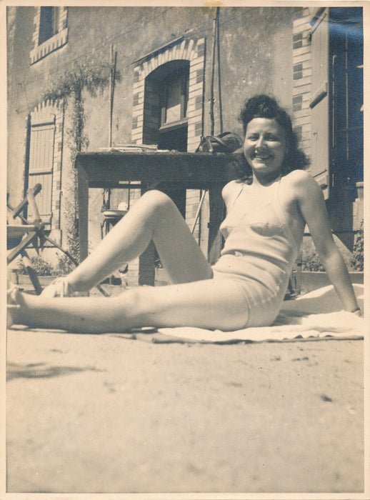 Portrait de femme au soleil, sourire. 2 photos photographie amateur maillot bain