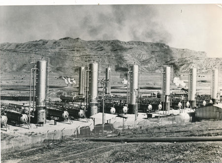 Raffinerie pétrole à Cachsaran Iran A montagnes Zagros photo argentique époque