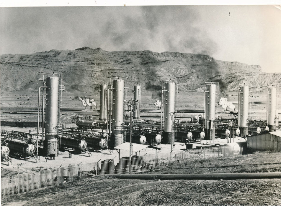 Raffinerie pétrole à Cachsaran Iran A montagnes Zagros photo argentique époque