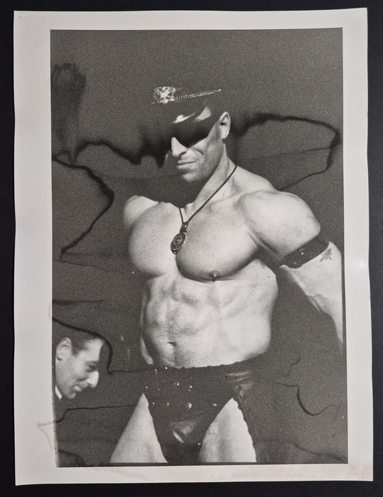 Cuir gay casquette muscle SM photo photographie v. 1990 nu homme