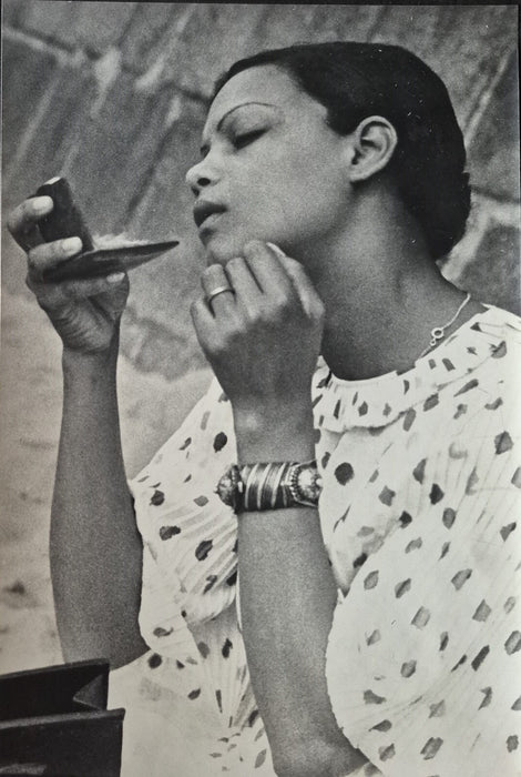 3 photo époque femme se maquillant années 30 mis en scène soigné photoghie