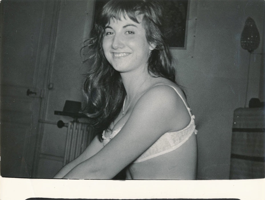 photo jeune fille soutien gorge argentique époque snapshot amateur sexy
