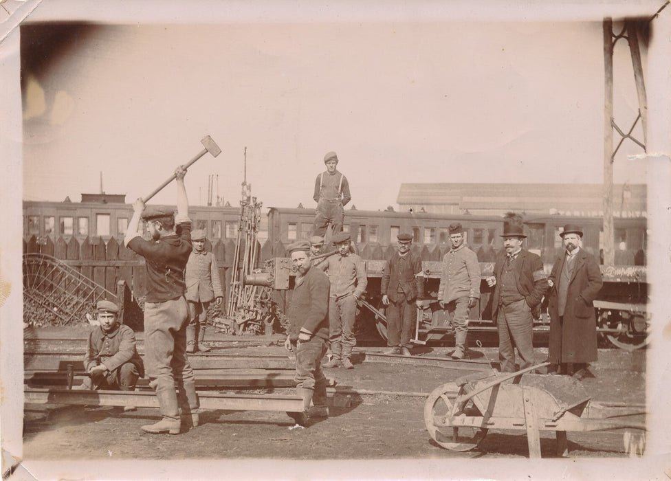 Chemin de fer pose de rails photot photographie époque v. 1910
