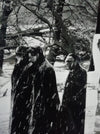 Photo collage : Hommes marchant sous la neige, fin des années 1970 argentique