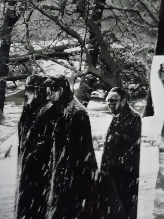 Photo collage : Hommes marchant sous la neige, fin des années 1970 argentique
