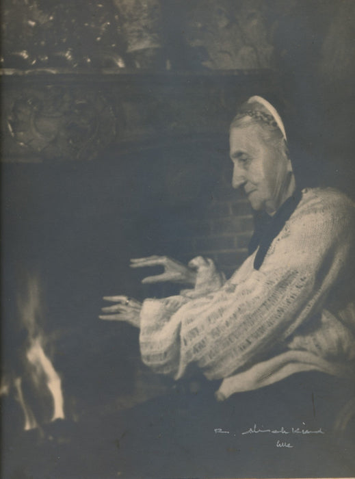 Pictorialisme femme cheminée mains photographie époque signature non identifiée