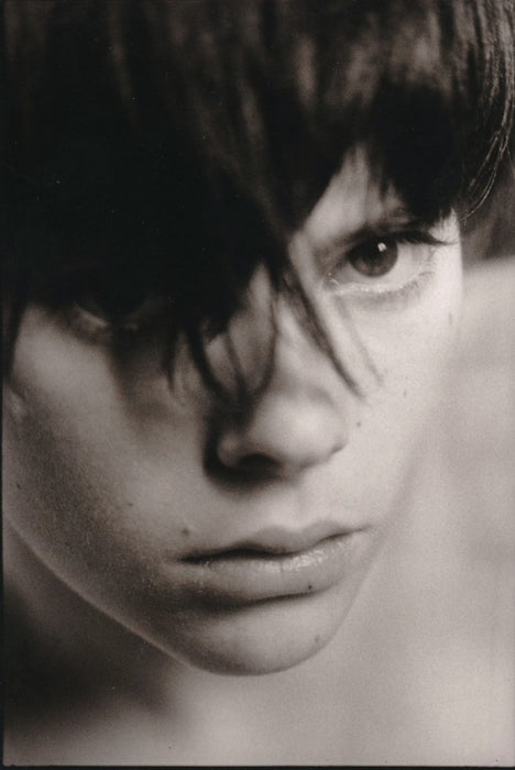 Portrait de jeune fille photographie époque années 1980 bouche oeil beauté