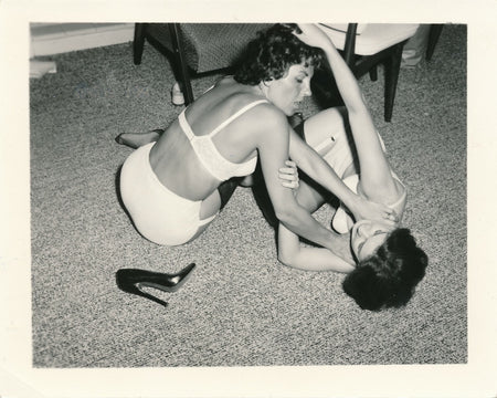 suite 5 photos bataille femmes dessous sexy insolite photo photographie