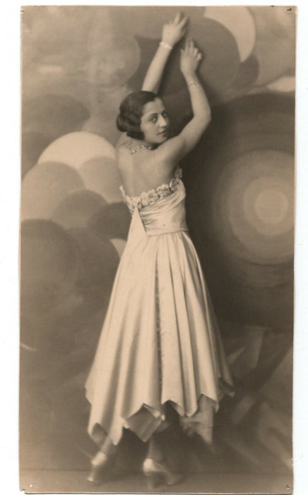 Mode présentation robe de soie sur fond de composition peinte photo photographie