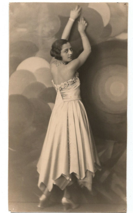 Mode présentation robe de soie sur fond de composition peinte photo photographie