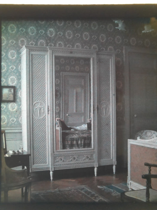 2 stéréo autochrome intérieur papier peint assiettes étagère v. 1910