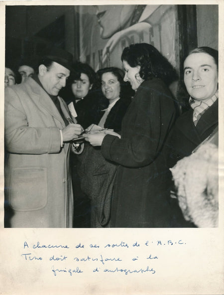Tino ROSSI signant des autographes à la sortie de l’ABC photo