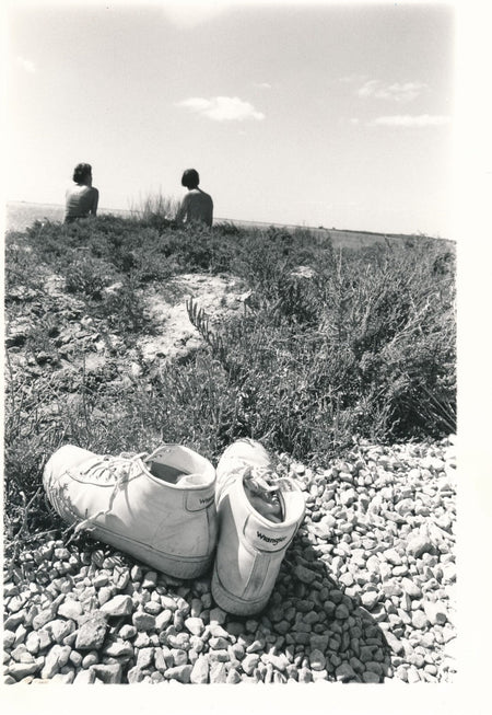 photo photographie époque v. 1990 papier baryté chaussures wrangler mer couple