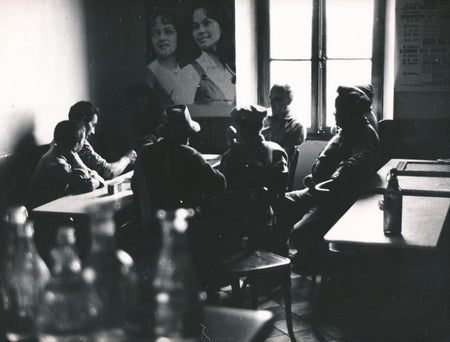 Au café tirage argentique époque affiche v. 1960 Diana Priscilla photo