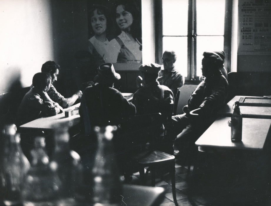 Au café tirage argentique époque affiche v. 1960 Diana Priscilla photo