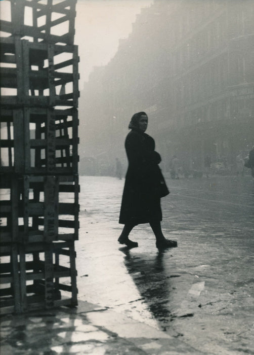 Passante, probablement vers les Halles Paris photo photographie v. 1950