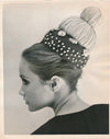 Mode Londres chapeau coquillages Christian Dior 1967 photo époque photographie
