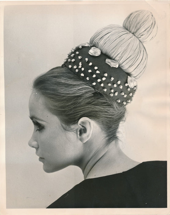Mode Londres chapeau coquillages Christian Dior 1967 photo époque photographie