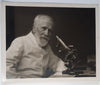 Scientifique au microscope photo photographie époque v. 1920