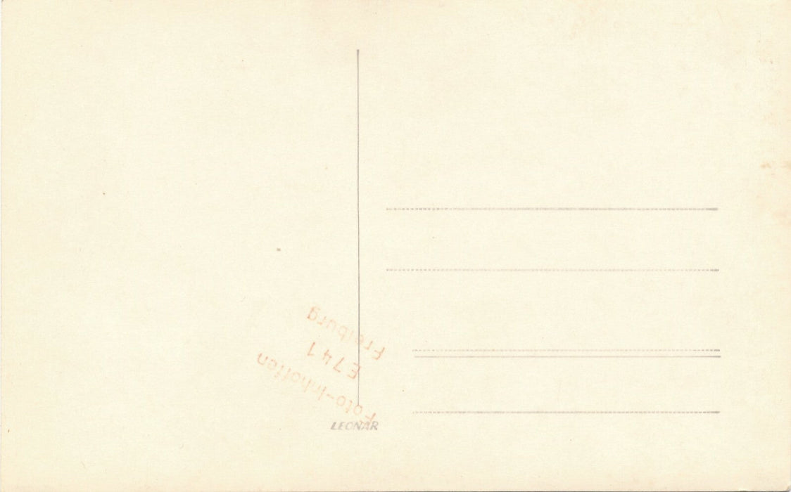 Femme à la chapka et à la cigarette photo photographie v. 1950 Freiburg