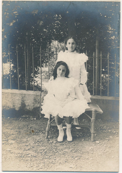 Deux jeunes filles en robe de taffetas blanc photo amateur photographie