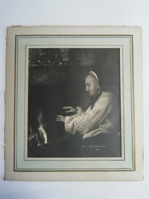 Pictorialisme femme cheminée mains photographie époque signature non identifiée