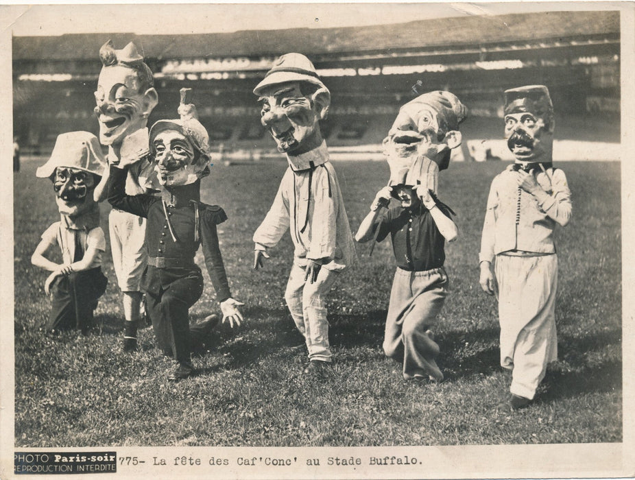 Fête des Caf' conc' au stade Buffalo c. 1930 photo photographie masque