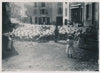 Moutons traversant un village photo photographie argentique v. 1920