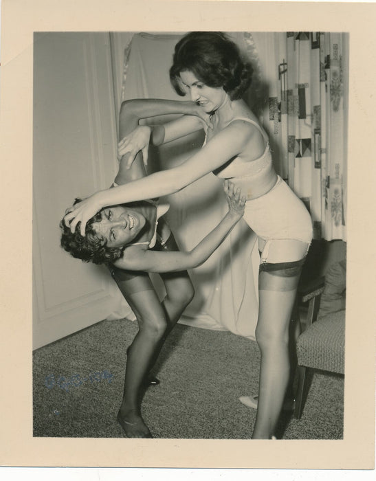 suite 5 photos bataille femmes dessous sexy insolite photo photographie