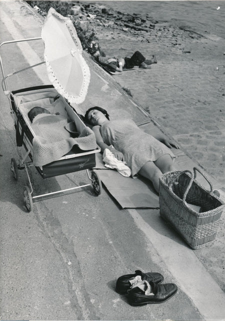 Chaleur à Paris, bords de Seine, 1968 photo photographie bébé