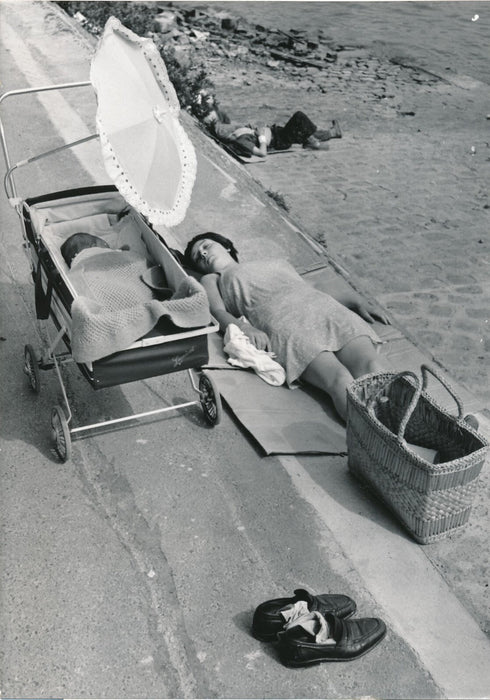 Chaleur à Paris, bords de Seine, 1968 photo photographie bébé