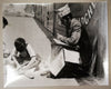Le rempailleur avec un enfant photo photographie vintage vers 1950