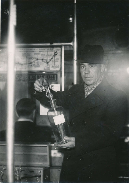 Paris Prélèvement air autobus qualité toxicologie 1941 photo de presse pollution