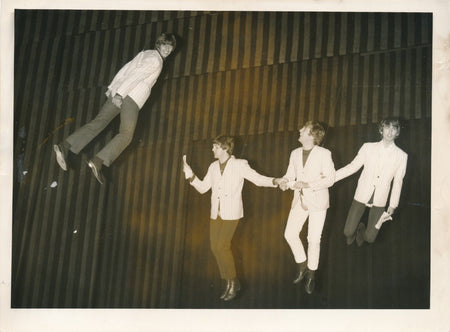 Les 4 Beatles dans les airs 2 photographie époque photo Harrison