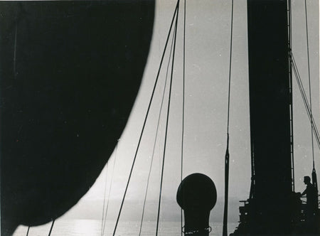 Vue contre-jour passerelle bateau voile et mat photo photographie 1950