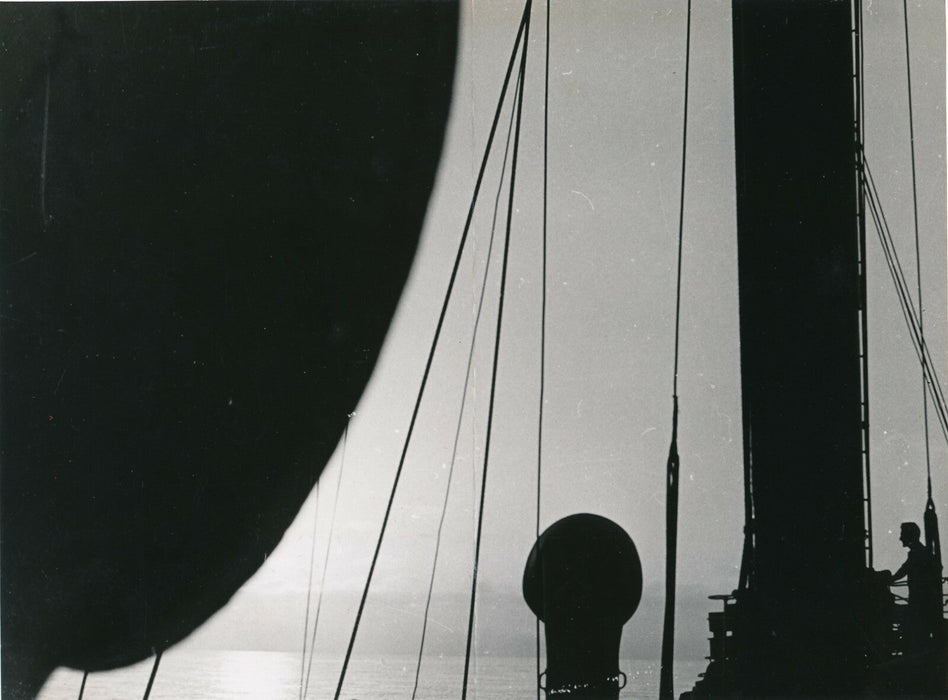 Vue contre-jour passerelle bateau voile et mat photo photographie 1950