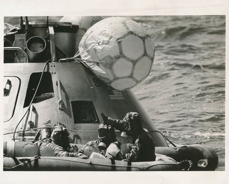 Mission Apollo 12 1969 préparation capsule mer photo photographie Nasa