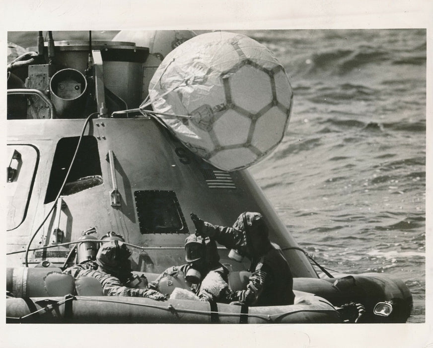 Mission Apollo 12 1969 préparation capsule mer photo photographie Nasa
