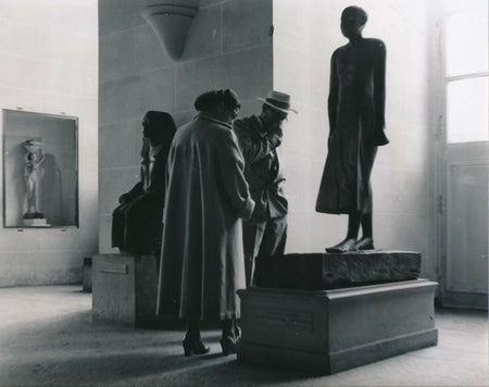 La visite au musée photo photographie v. 1950 sculpture visiteur chapeau