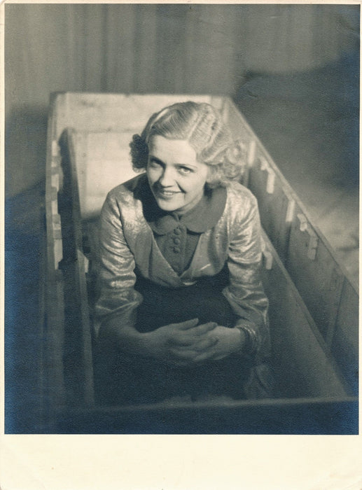 Photo Iri Femme boîte cercueil ? sourire décalé tirage argentique vintage Vienne