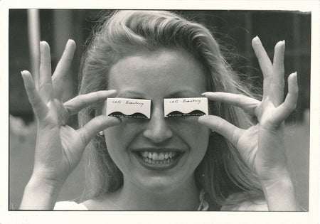 Café Beaubourg photo photographie femme v. 1980 humour