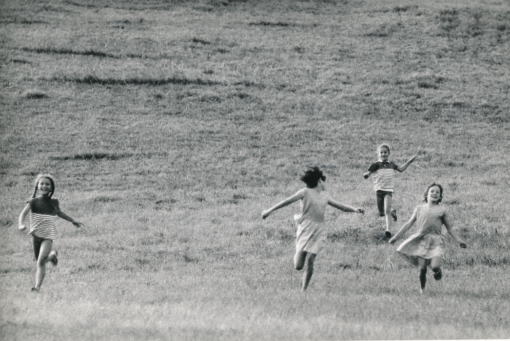 Alain WIENC XXe siècle enfants dans la plaine photo photographie