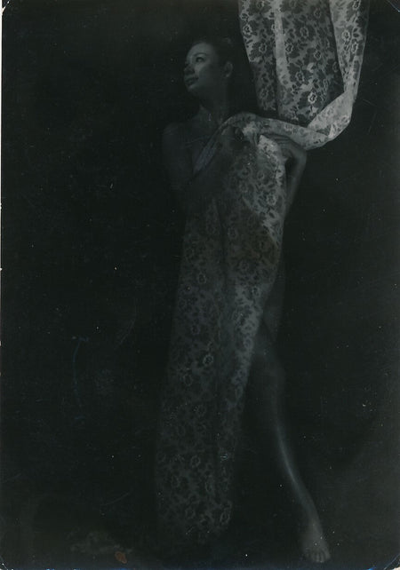 Etude de femme au drapé photo photographie époque argentique
