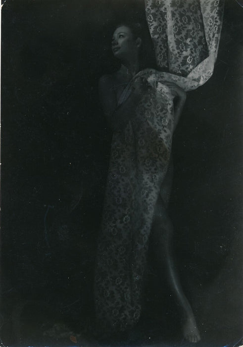 Etude de femme au drapé photo photographie époque argentique