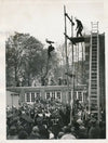 Fête pompiers Harrow Angleterre saut jeune femme photo photographie 1930