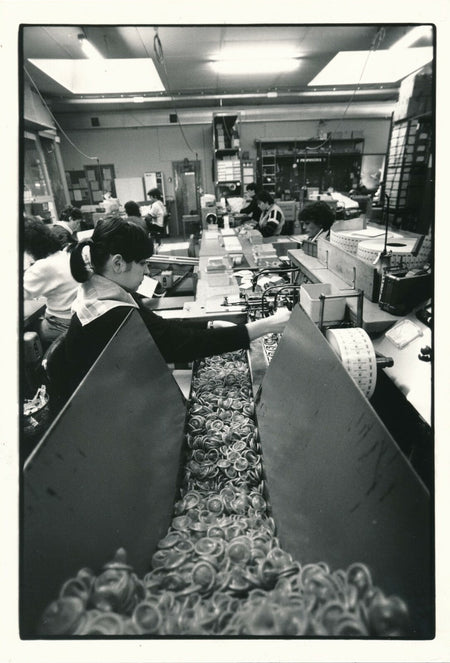 Fabrication préservatif capote 1986 photo photographie Laurent Sola