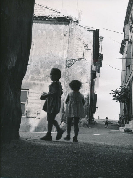 Georges BRACHER Arles v. 1960 enfants rue ombre soleil photo photographie