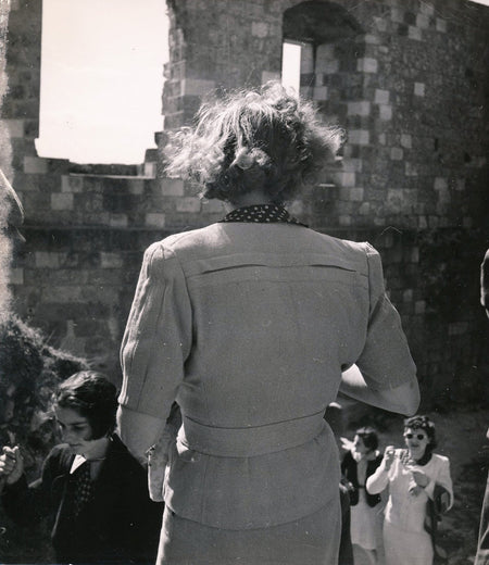 Photographie Femme vue de dos, château Gaillard Nizier argentique époque tirage